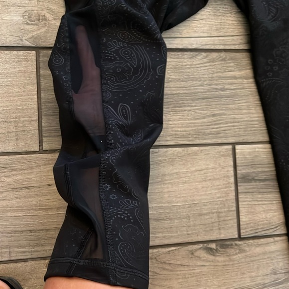 Old Navy women’s Active Black Floral capri Leggings XL TALL - Picture 4 of 6